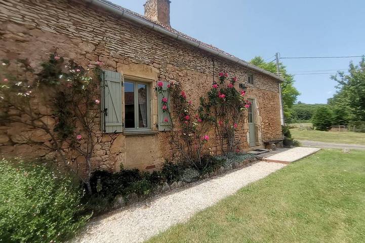 Gîte pour 8 personnes, avec terrasse et jardin ainsi que jacuzzi et piscine