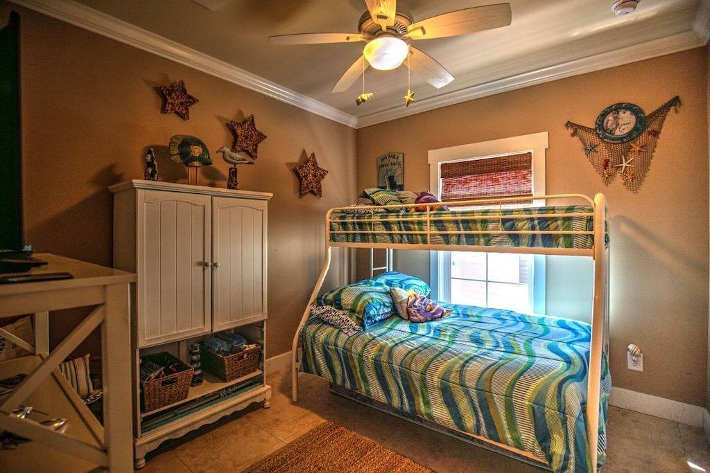 W16 - 3 bed, 2 bath Tropical Bungalow with Dockage in Marathon, Monroe County