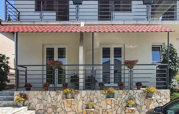 Ganze Ferienwohnung, Gemütliche Ferienwohnung mit Terrasse und WLAN, 1 km von der Küste entfernt in Donji Karin, Zadar