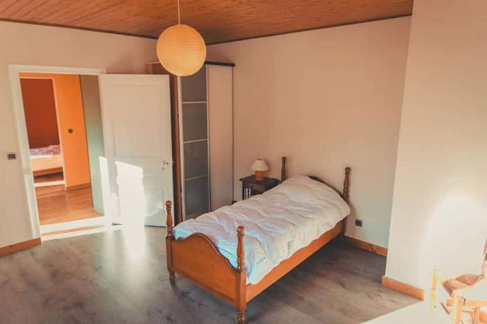 Gite located between lake and mountains, close to small tourist town. in Pontcharra, Isère
