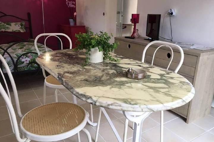Gîte pour 2 personnes, avec Jacuzzi ainsi que Terrasse et Jardin