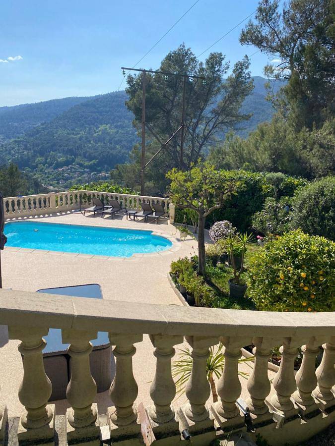 Gîte pour 4 personnes, avec vue ainsi que piscine et jardin à Blausasc