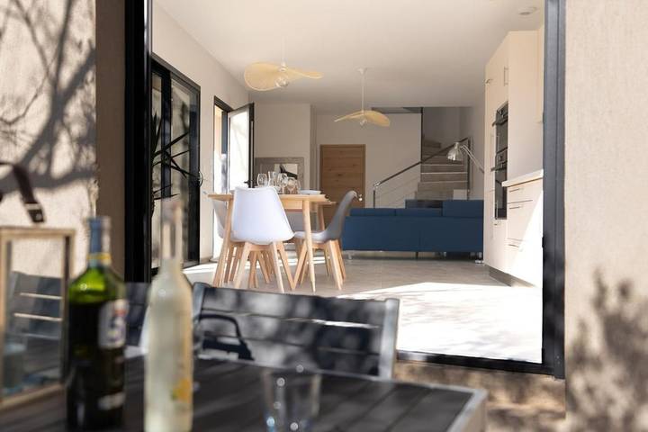 Location de vacances pour 6 personnes, avec terrasse et vue à Beaurecueil