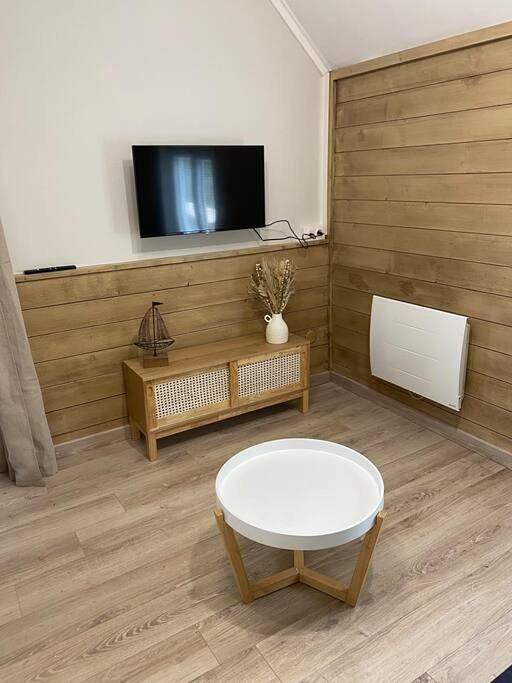 Gîte pour 4 personnes, avec jardin ainsi que terrasse et vue sur le lac, animaux acceptés à Moulle - 3