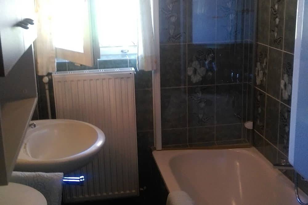 Geheel appartement, Appartement Rooming Green w. groot privé-terras bij het meer in Salzkammergut Mountains, Weyregg am Attersee