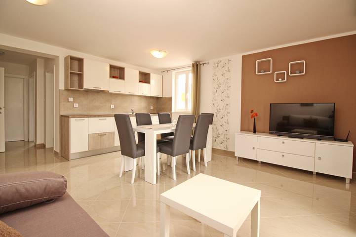 Ferienwohnung für 4 Personen, mit Balkon und Pool in Baska