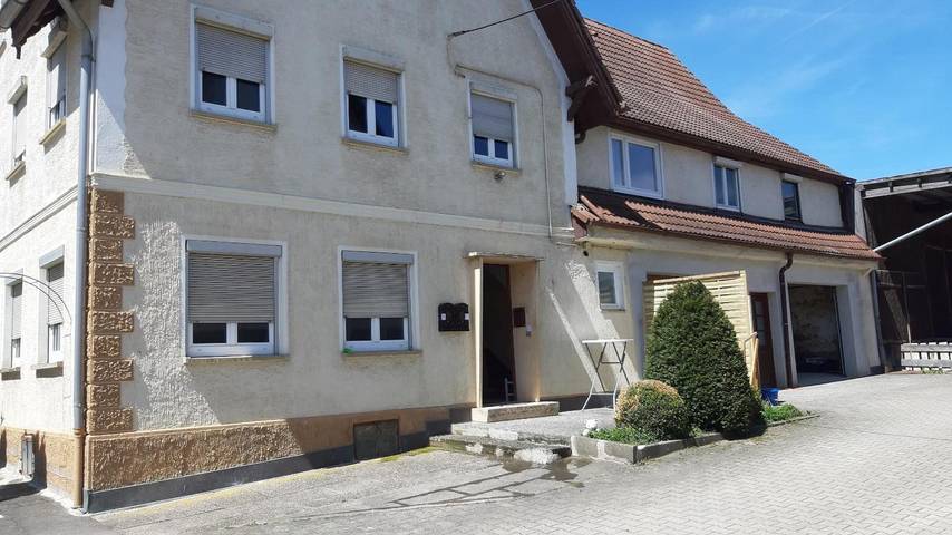 Entire apartment, Apartment 'Monteurunterkünfte' with 4 Bedrooms, Wi-Fi, Parking, near Ulm and Stuttgart in Merklingen, Albtäler Radweg Region