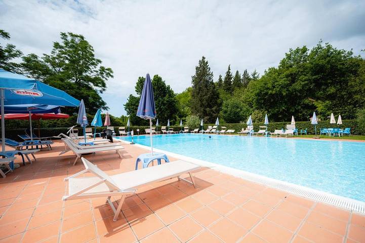 Camping per 5 persone, con Terrazza e Giardino nonché Piscina e Panorama a Siena