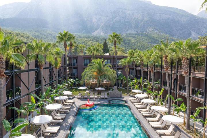 Hotel voor 3 personen, with uitzicht and tuin as well as zwembad - 1