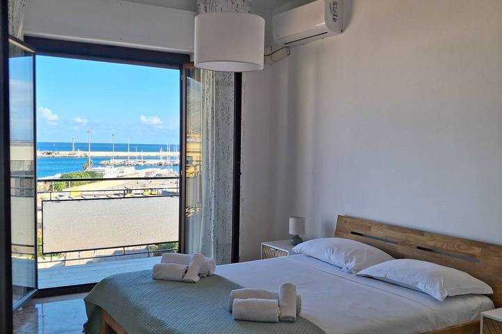 Ganze Wohnung, Nicoles Haus an der Bucht. Geräumig und hell, mit Meerblick im Zentrum von Palermo in Palermo, Palermo Provinz