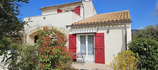 Gîte pour 2 personnes, avec terrasse ainsi que jardin et piscine en Ardèche