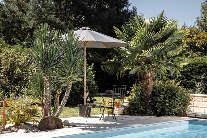 Location de vacances pour 2 personnes, avec vue ainsi que piscine et jardin à Panazol - 2