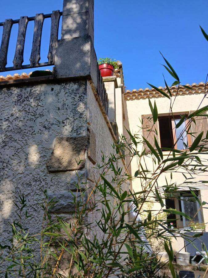 Location de vacances pour 3 personnes, avec jardin et vue à Colonzelle