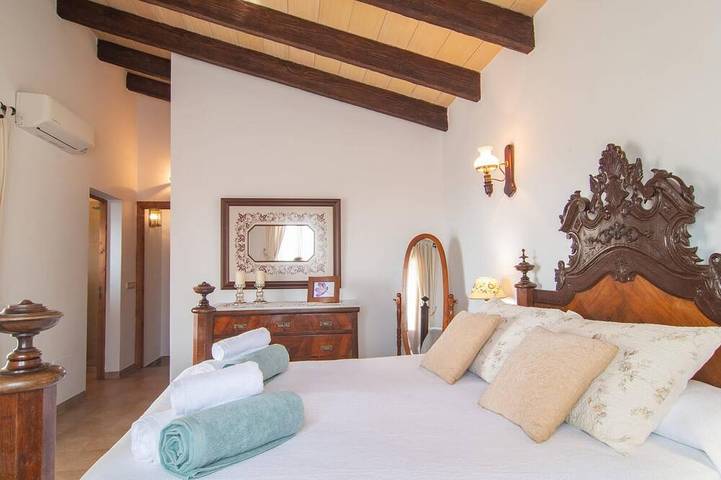 Cozy home in Alcudia with private swimming pool, can be inside or outside in Alcúdia, Mallorcas Küste