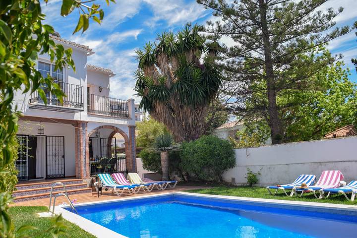 Villa for 8 people, with pool and garden in Nerja