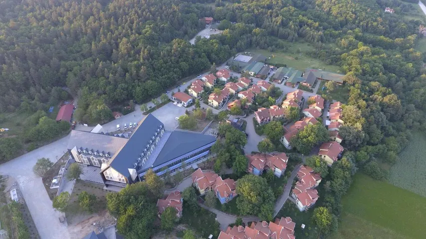 Station pour 3 personnes, avec sauna et vue ainsi que jardin et piscine, animaux acceptés - 1