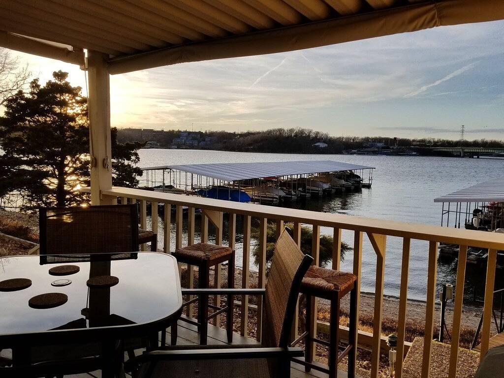 Ganze Wohnung, Gute Aussicht! Aktualisiert! Seeseite! Aufzug! Ganz in der Nähe von Einkaufsmöglichkeiten und Restaurants! W-lan in Osage Beach, Lake of the Ozarks