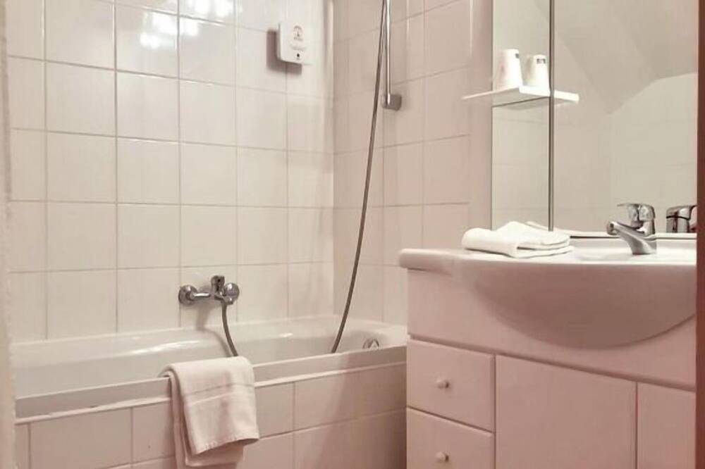 Alpine Comfort Stay Near Valberg Ski Area & Trails in Guillaumes, Nizza Region