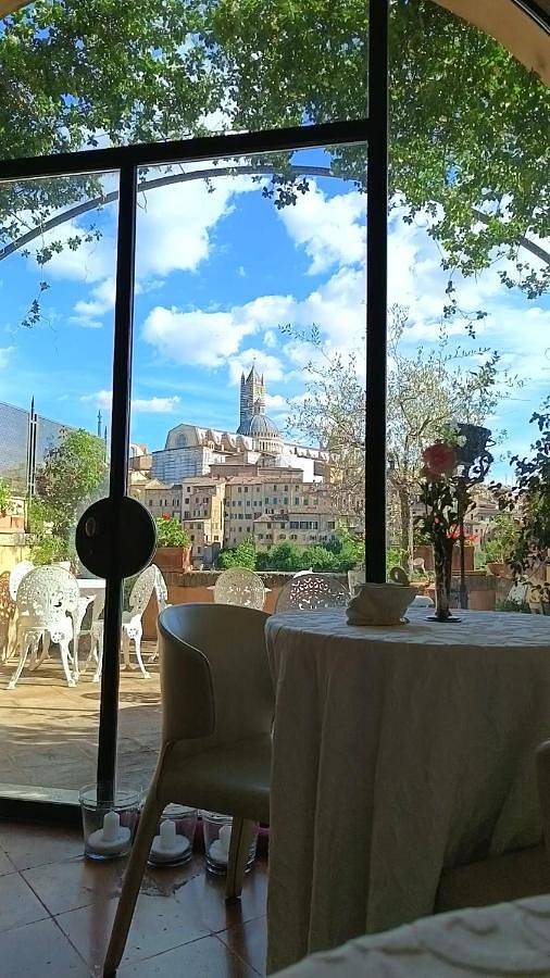 Alojamiento y desayuno para 3 personas, con vistas y balcón en Siena