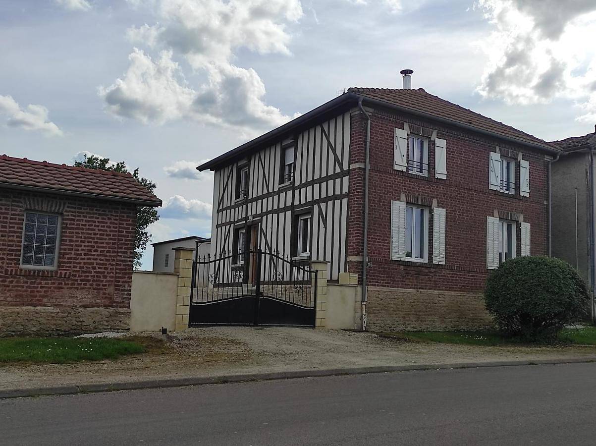 Four-Bedroom House in Longeville-sur-la-Laines, Rives Dervoises