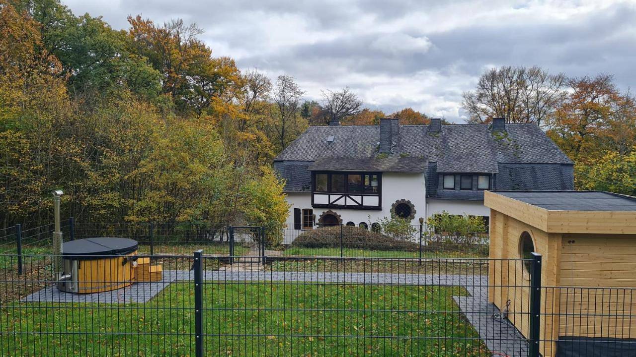 Landhaus Karbach mit Gartensauna und Hot Tub, eingezäunter Garten, 4-10 Personen in Mayen, Osteifel