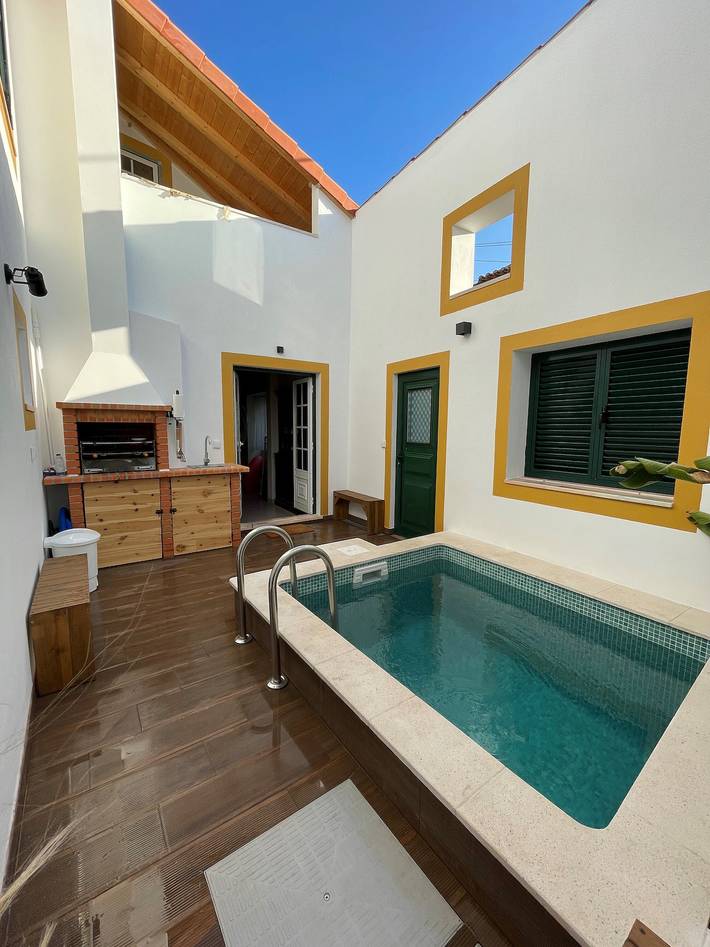 Villa with pool for 3 people, with garden, child-friendly in Portugal
