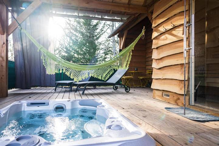 Chalet pour 4 personnes, avec Balcon et Jacuzzi ainsi que Terrasse et Jardin