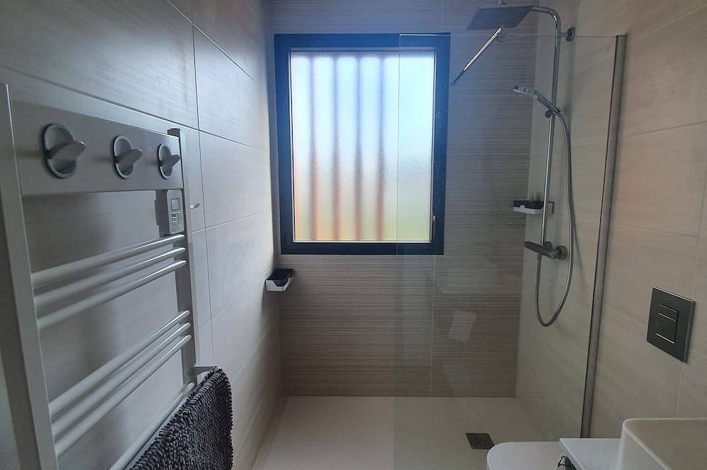 Appartamento intero, Appart 6/8 p, south Ajaccio, terrace and garden, close to beaches by car in Pietrosella, Ajaccio e dintorni