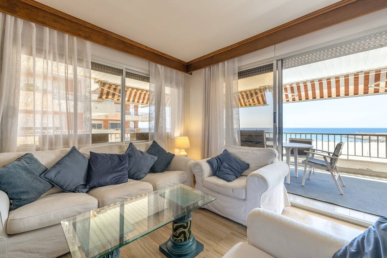 Appartement entier, Appartement 'En Primera Línea De Mar' avec vue sur la mer, piscine partagée et Wi-Fi in Platja de Cal Guinovart (el Vendrell), Roda de Berà