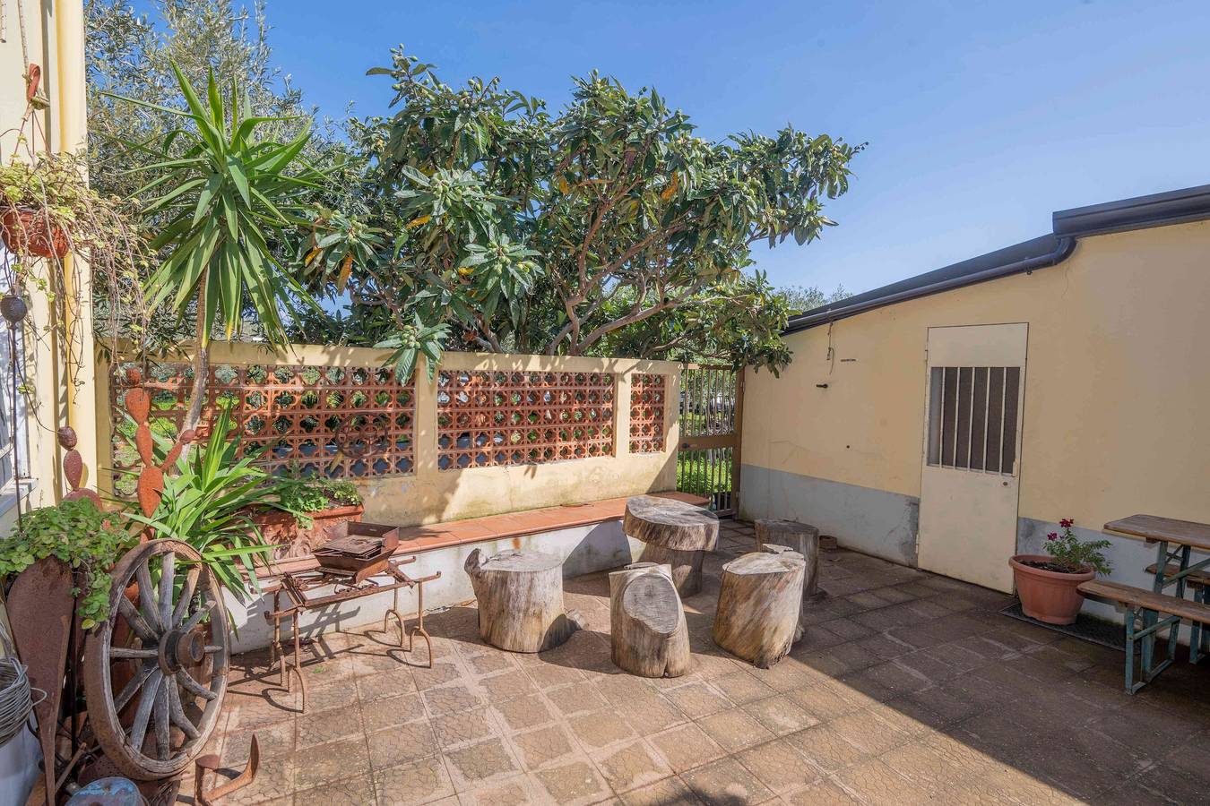 Appartement entier, Appartement 'Vanedda di Mari - Casa Nespolo' avec terrasse partagée, Wi-Fi et climatisation in Messina, Province de Messina