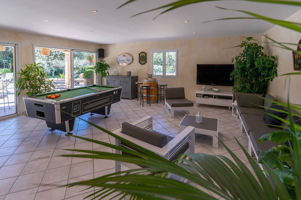 Countryside stone house from the Gard, 11482sqf of land, private pool, quiet in Vers-Pont-du-Gard, Nimes region