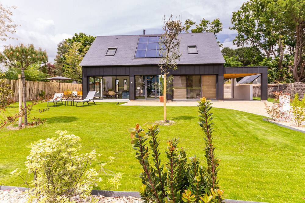 Maison moderne et lumineuse à 900m de la plage, jardin privé, terrasse, barbecue et 2 vélos adultes inclus. in Mesquer, Côte d'Amour