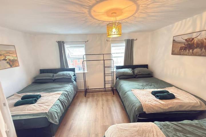 Spacious 4Br Wakefield House – Sleeps 11 – Driveway & Garage – Near Centre in Wakefield, Westliches Yorkshire