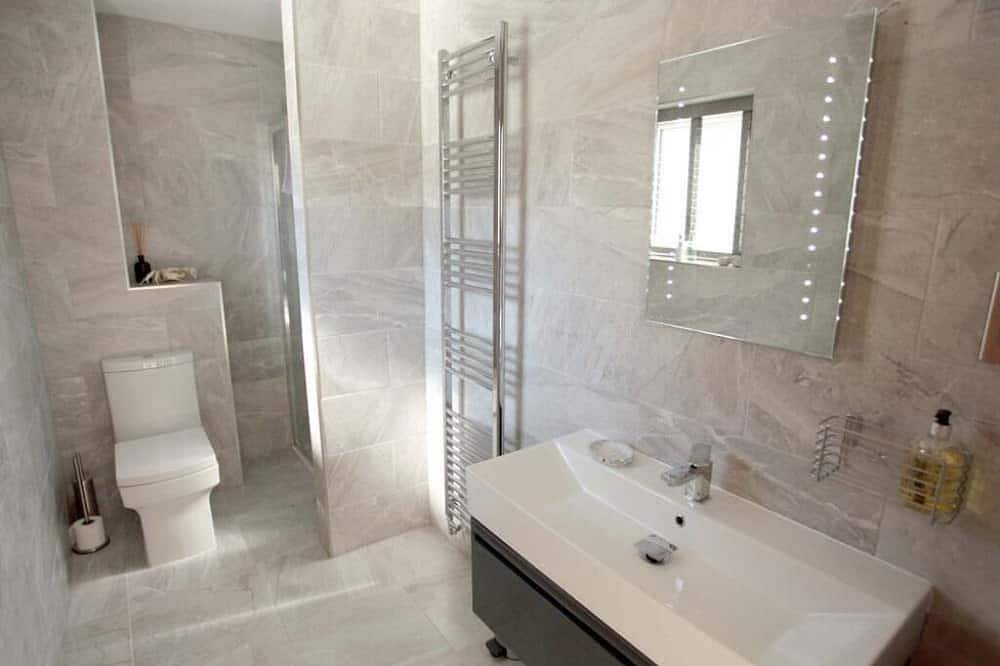 Luxury coastal house above stunning Mawgan Porth beach, 200m from the sand. in Mawgan Porth, Cornwall