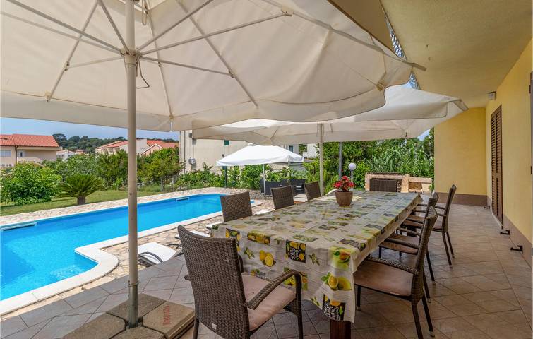 Ferienhaus für 12 Personen, mit Terrasse und Pool auf Rab - 3