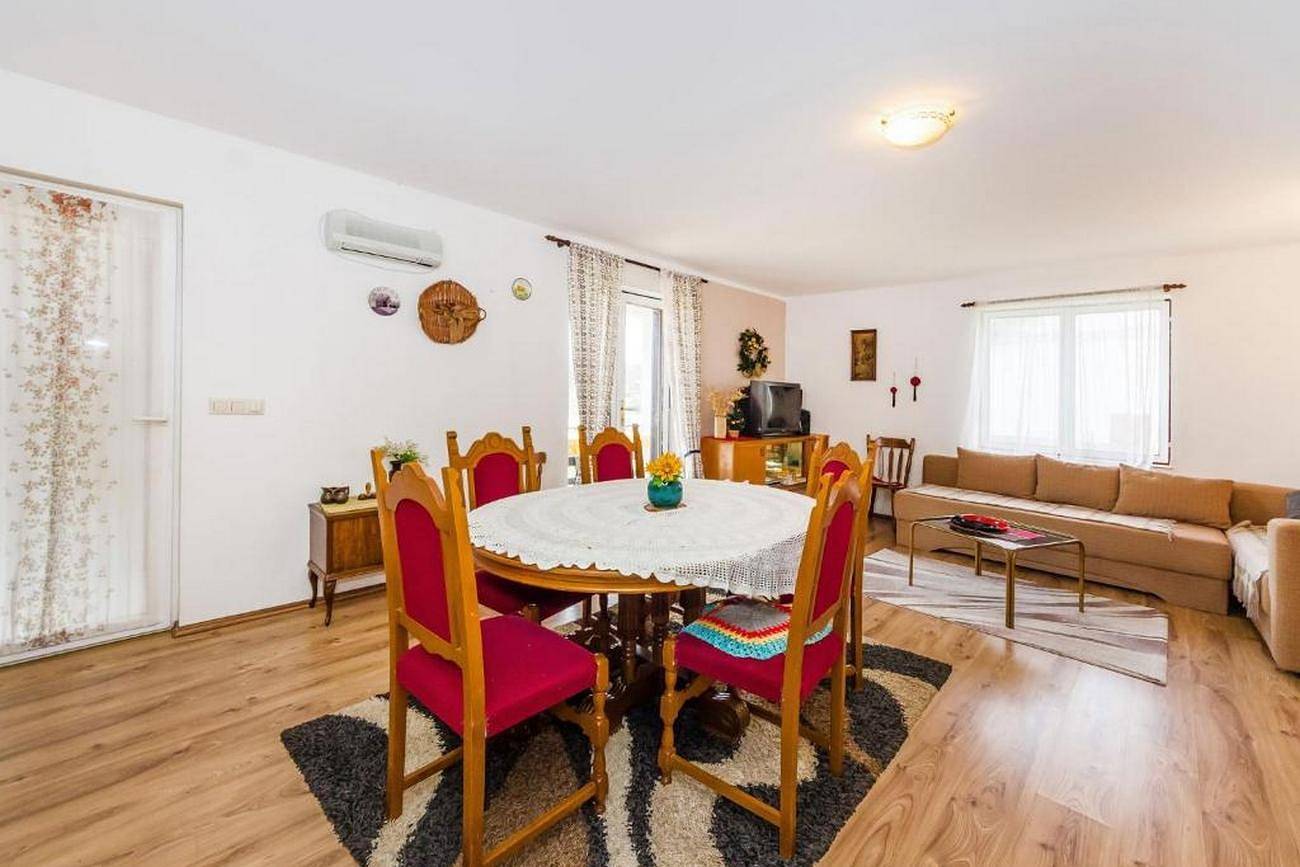 Ganze Wohnung, 3-Zimmer-Ferienwohnung mit Terrasse Lovinac, Velebit A-21748-a in Lovinac, Naturpark Velebit