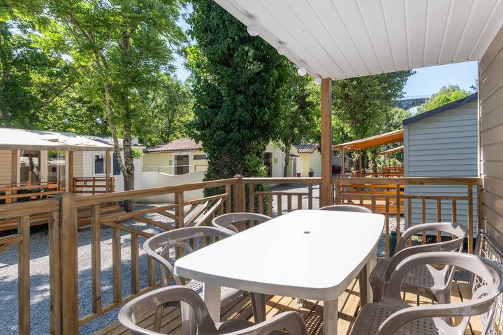 Mobilheim 'Confort A - 1-8 Pers' mit Gemeinschaftspool, privater Terrasse und gemeinsamem Garten in Lavilledieu, Ardèche