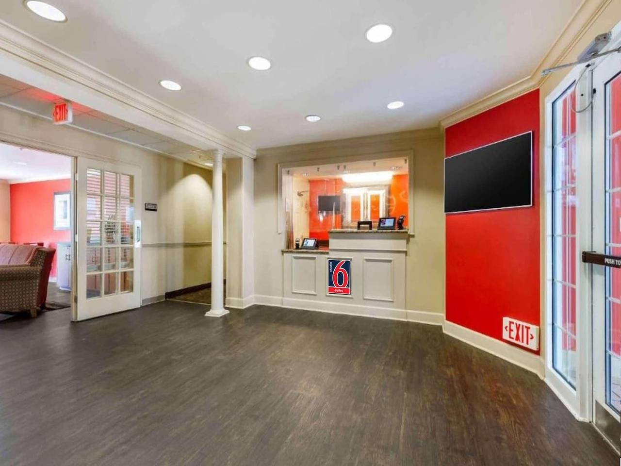 Entire apartment, Studio 6 Gaithersburg|Spacious King|Hearing|Kitchen in Gaithersburg, Maryland