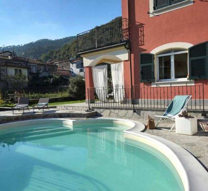 Location de vacances pour 14 personnes, avec jardin ainsi que vue et piscine à Pignone