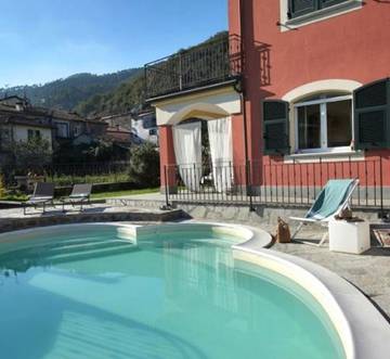 Location de vacances pour 14 personnes, avec vue ainsi que jardin et piscine à Pignone