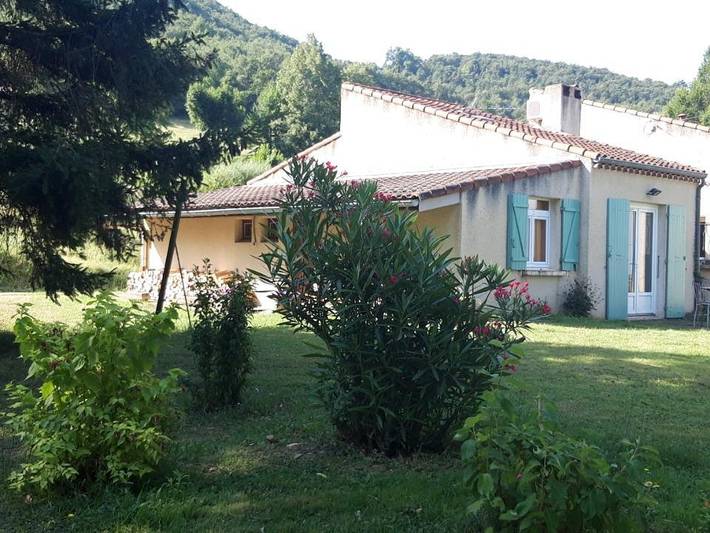 Gîte pour 4 personnes, avec jardin à Barbières