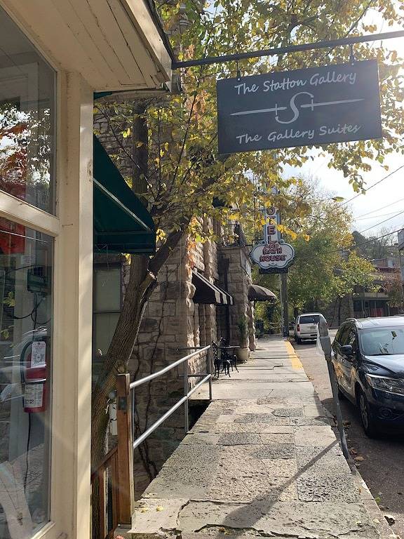 Nola Suite • Hot Tub • Downtown • Original Art in Eureka Springs, Carroll County (AR)