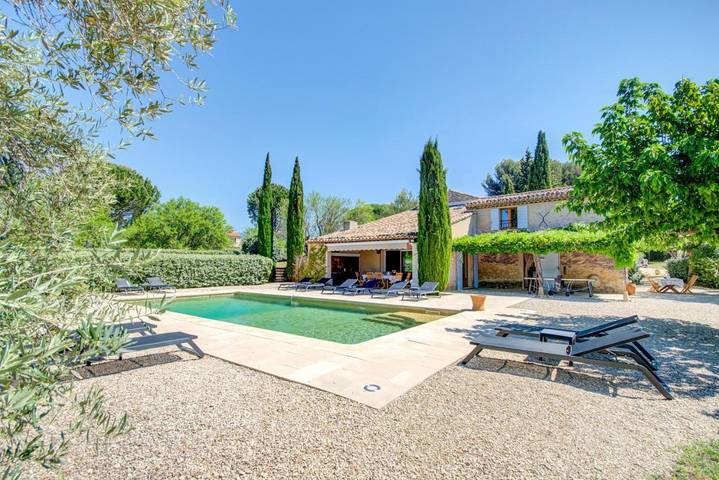 Location de vacances pour 2 personnes, avec Terrasse et Jardin ainsi que Piscine et Vue à Cucuron