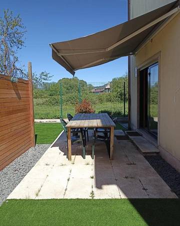 Gîte pour 4 personnes, avec piscine et bassin pour enfant ainsi que vue et jardin à Chaves