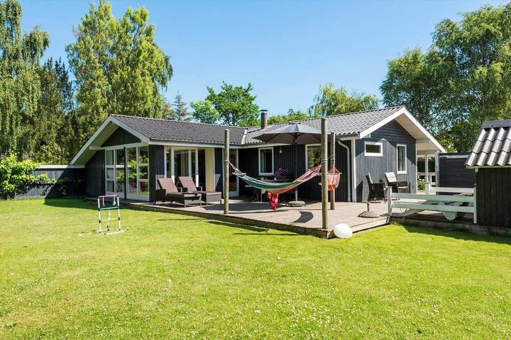 Ferieudlejning for 4 personer, med terrasse i Ajstrup Strand