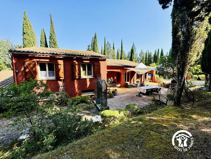 Gîte pour 8 personnes, avec Terrasse ainsi que Jardin et Piscine