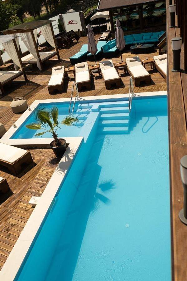 Maison d’hôte pour 11 personnes, avec jacuzzi et sauna ainsi que jardin et piscine