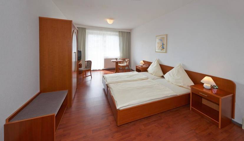 Hotel, mit Balkon und Garten in Rötha - 2