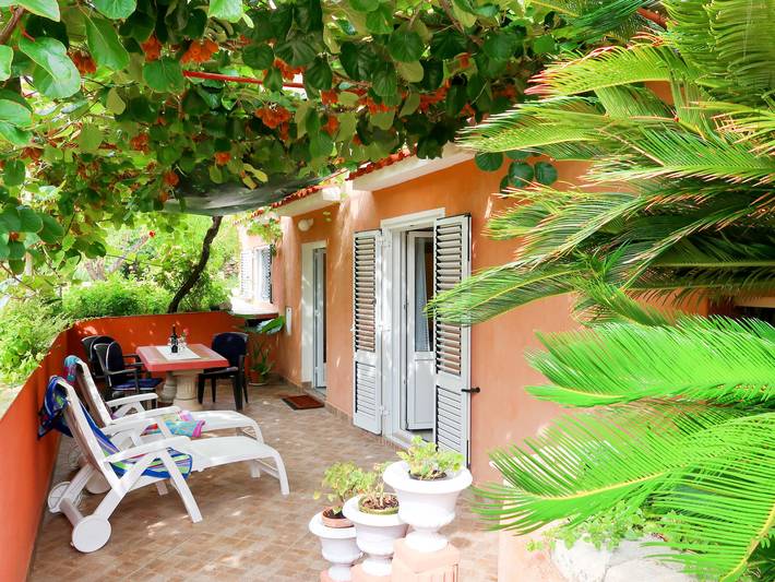 Ferienwohnung für 3 Personen, mit Terrasse und Garten auf Rab