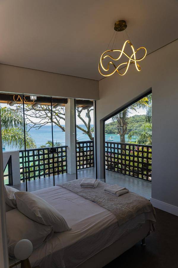 Casas e apartamentos de temporada para 12 pessoas, com jardim e vista e ainda piscina, com animais de estimação em Bombinhas